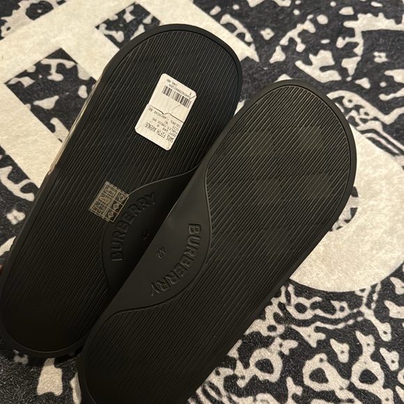 Burberry Slides - Picture 5 of 7